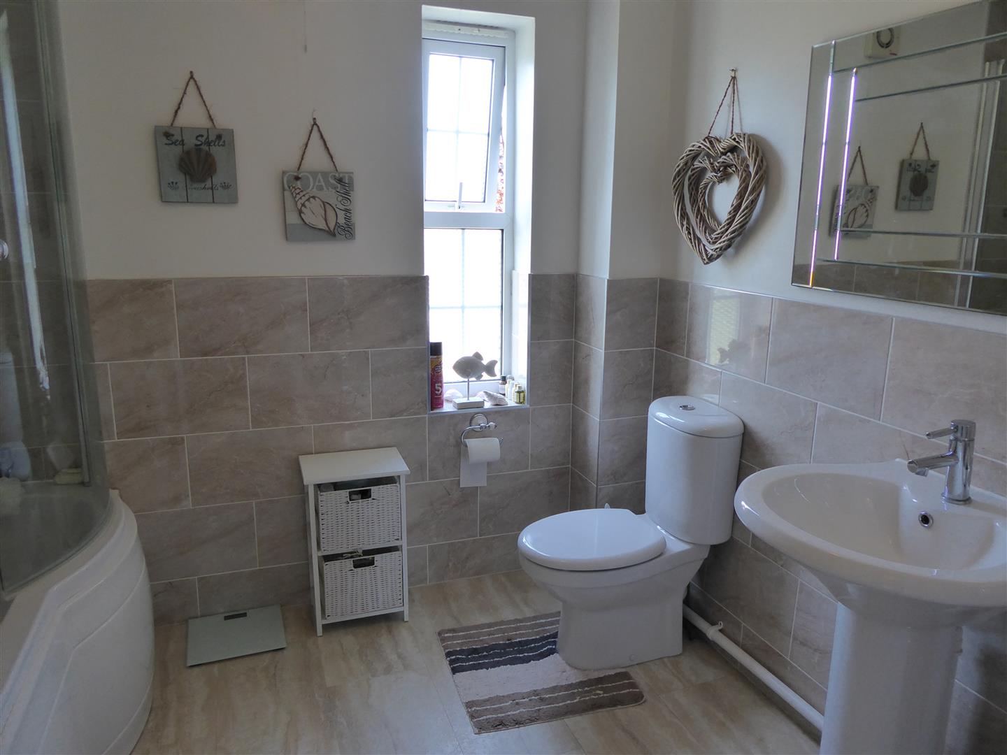 FAMILY BATHROOM/WC